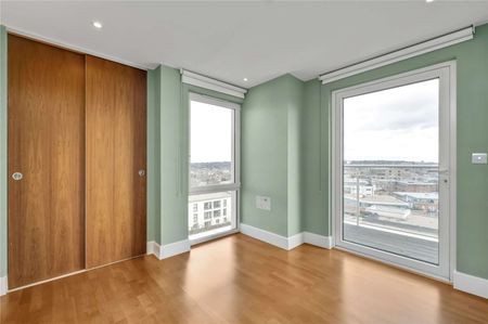 Situated on the eleventh floor, the property enjoys the benefit of a private balcony as well as access to the communal grounds of the development which overlook the river and Canbury Gardens - Photo 2