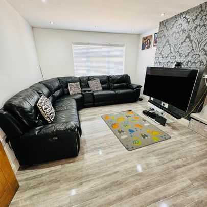 4 bedroom semi-detached house to rent - Photo 1