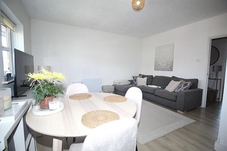 2 Bedroom Flat - Purpose Built To Let - Photo 2