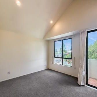 3-Bedroom Townhouse in Prime Epsom Location - Photo 1