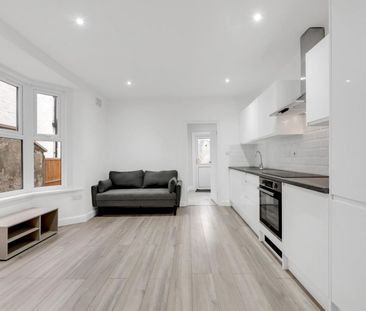2 bedroom Flat To Let Total Size: 689 SQ FT - Photo 3
