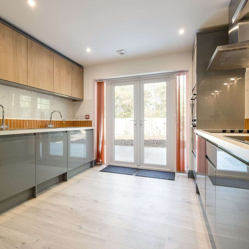 OX Living is proud to present this high-quality 7-bedroom co-living property, perfect for working professionals looking for stylish, stress-free living. Room 3 - Photo 1