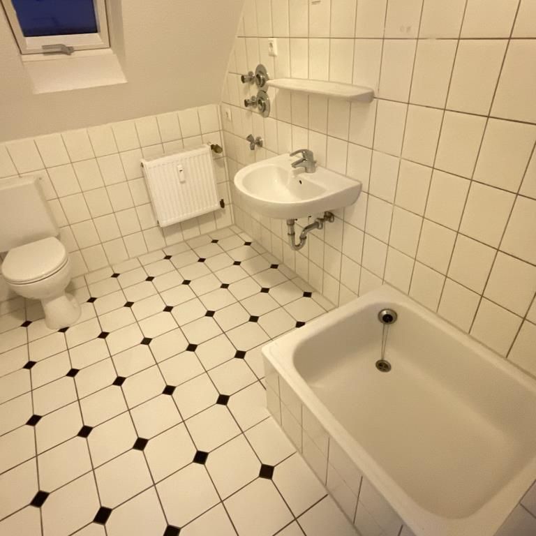 Für Junge und Junggebliebene. Tolle 2-Zimmer-Wohnung im 4. OG in Duisburg Ruhrort - Photo 1