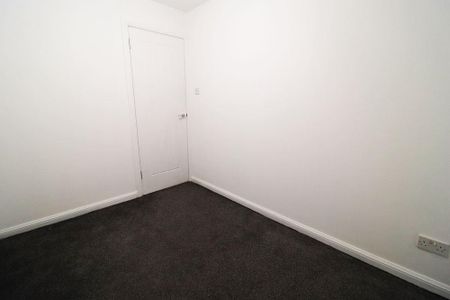 3 bedroom flat to rent - Photo 4