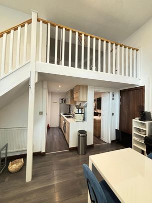 2 Bed Flat, Bridges Court Road, SW11 - Photo 1