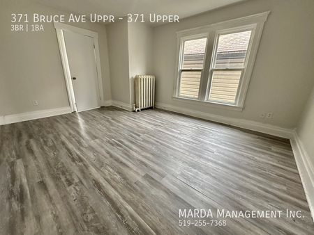 SPACIOUS AND NEWLY UPDATED 3BEDROOM/1BATH UPPER UNIT + HYDRO - Photo 4