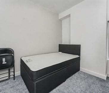 6 bedroom semi-detached house to rent - Photo 5