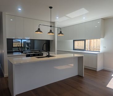 Brand New | 2 Masters - Photo 5