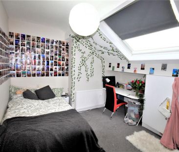 4 bedroom end of terrace house to rent - Photo 2