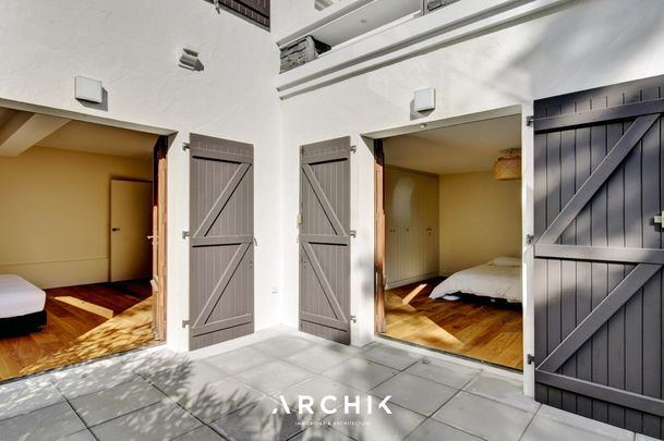 Architecture du début du XXème siècle, cette maison de 400 m2 prend place en première ligne, face au Bassin, sur un magnifique terrain de 3 000 m2 dans le quartier Haitza, au Pyla. - Photo 1