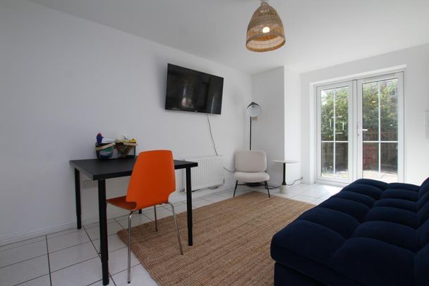 6 bedroom end of terrace house to rent - Photo 1