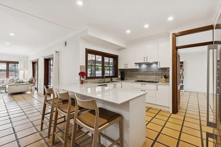 Spacious Family Home with Poolside Entertaining in Quiet Cul-de-Sac - Photo 5