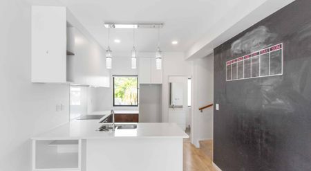 Spacious three bedroom home! - Photo 2