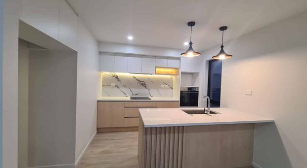 Stunning Four Bedroom Townhouse - Photo 1