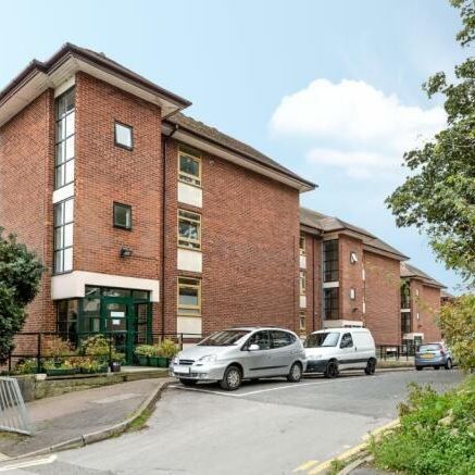 1 bedroom in a flat share to rent - Photo 2