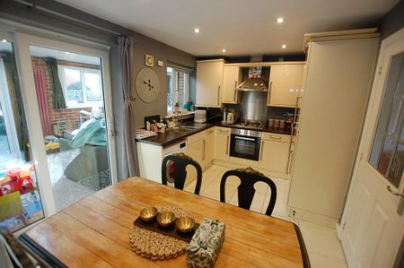 3 bedroom semi-detached house to rent - Photo 3