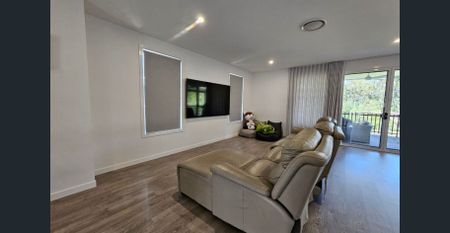 Discover an incredible opportunity to rent a spacious family home in the vibrant suburb of Holland Park West. - Photo 2