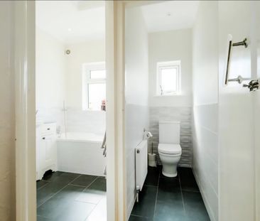 3 Bed Terraced House, Newbury Park, IG2 - Photo 4