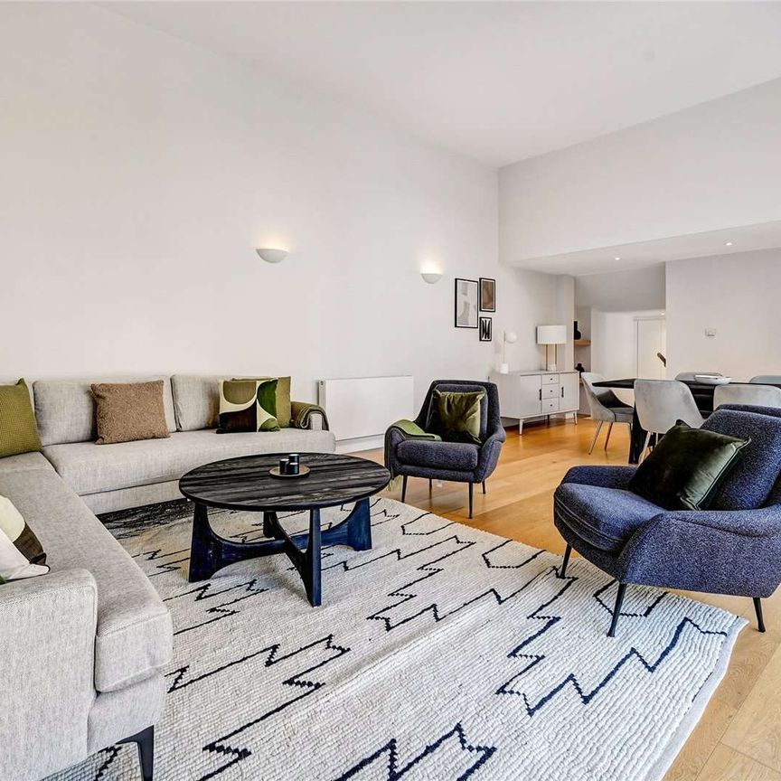 Elegant Three-Bedroom Mews Apartment with Impressive Living Space and Private Entrance. - Photo 1