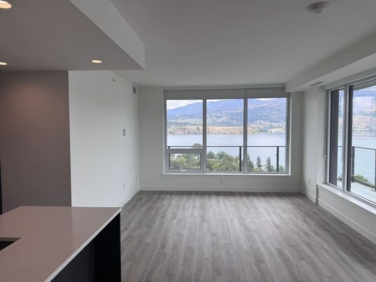 Luxury 3 Bed + Den Condo at Water Street by the Park - Photo 1