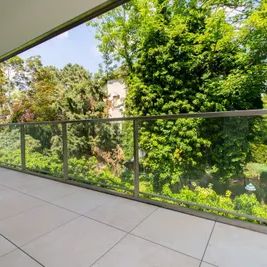 Nur 130 Meter zur U1! Charmante 2-Zimmer-Wohnung mit Balkon und Grünblick - Foto 3