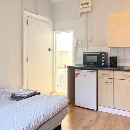 1 bedroom in a flat share to rent - Photo 4