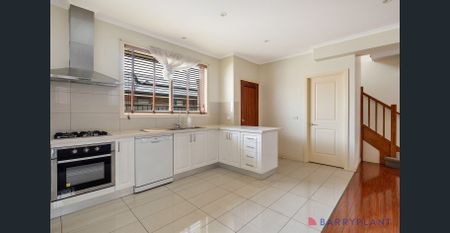 LARGE TOWNHOUSE IN PRIME LOCATION! - Photo 3