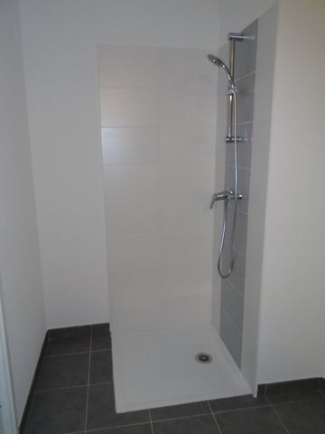 Location Appartement 2 pièces 41m² ST ANDRE DE CUBZAC 33240 - Photo 2