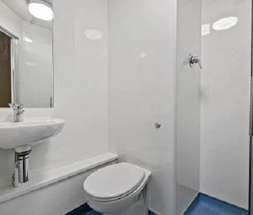 1 bedroom in a flat share to rent - Photo 5