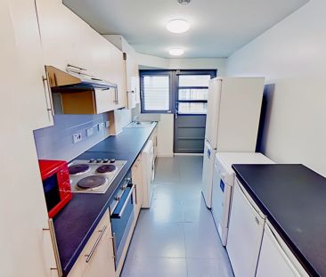 5 bedrooms 2 bathrooms - Photo 3