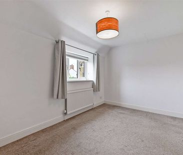 Modern family home in sought after village - Photo 4