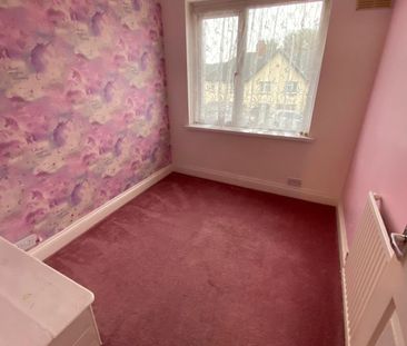 £1,300 PCM, Three Bedroom House with Off-Road Parking and Enclosed ... - Photo 5