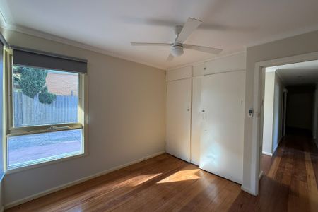 18 Taylor Street, Cranbourne VIC - Photo 4