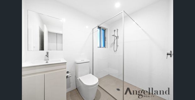 Large One Bed Apt plus lockup garage in Mortlake - Photo 1