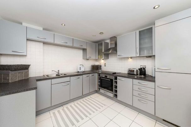 3 Bed Flat, Mercury House, W5 - Photo 1