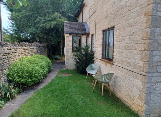 A spacious one bedroom flat situated close to town centre. Short term tenancy only (six months). Do not apply if you are looking for a long term contract - Photo 1