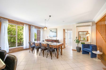 Generous Family Home Minutes from Schools, Shops and Beaches - Photo 4