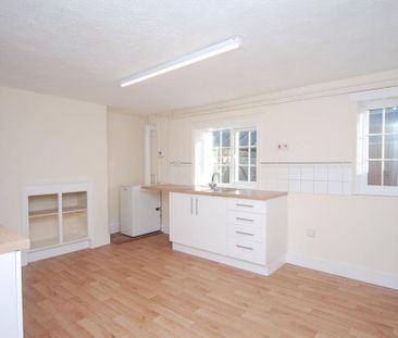 3 bedroom semi-detached house to rent - Photo 6