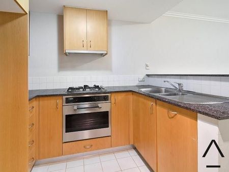 Conveniently Located Modern One Bedroom Apartment - Photo 2