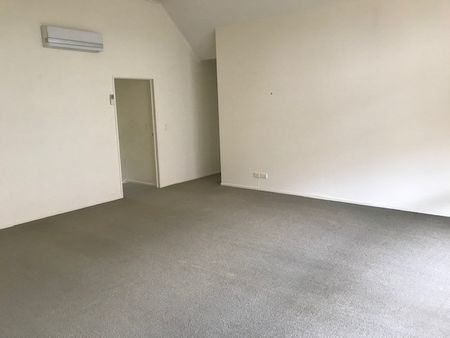 Sunny Ellerslie Home with Easy Motorway & Train Access - Photo 3