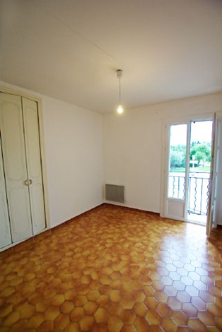 Location Appartement 4 pièces 96m² GAREOULT 83136 - Photo 2