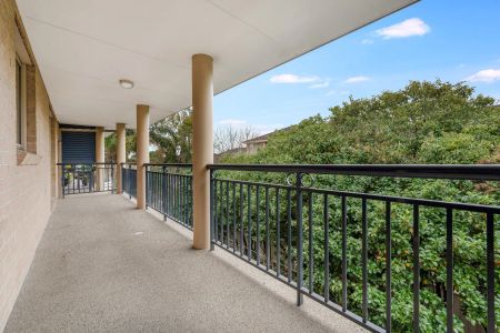 Modern 2-bedroom Apartment in a Prime Location! - Photo 4