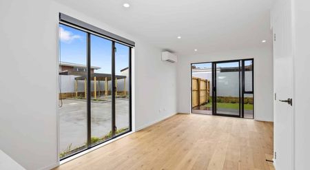 Two Bedroom Townhouse - Great Location! - Photo 3