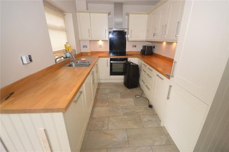 3 bedroom end of terrace house to rent - Photo 4