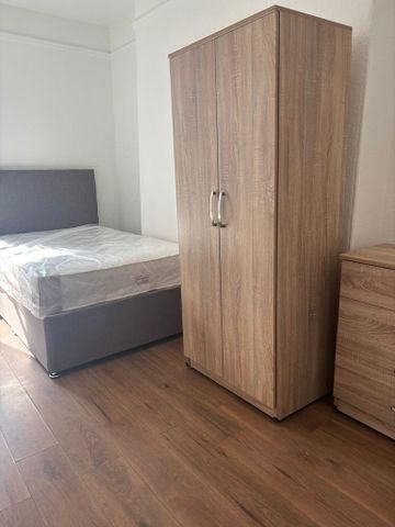 3 bedroom flat to rent - Photo 3