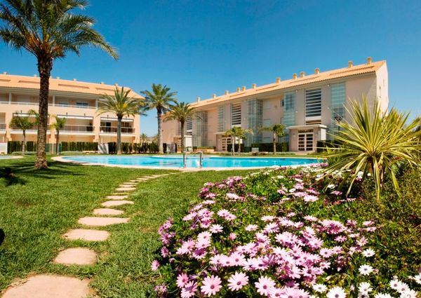 For long-term rent: apartment in Javea, Golden Garden urbanization, with 2 bedrooms and a pool.