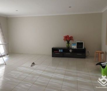 Spacious 4-Bed, 4-Bath Furnished Home in Sunnybank Hills - Photo 2