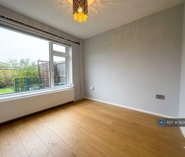 3 bedroom terraced house to rent - Photo 3