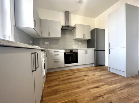 1 bedroom in a flat share to rent - Photo 3