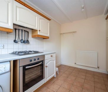 2 bedroom mews to rent - Photo 5